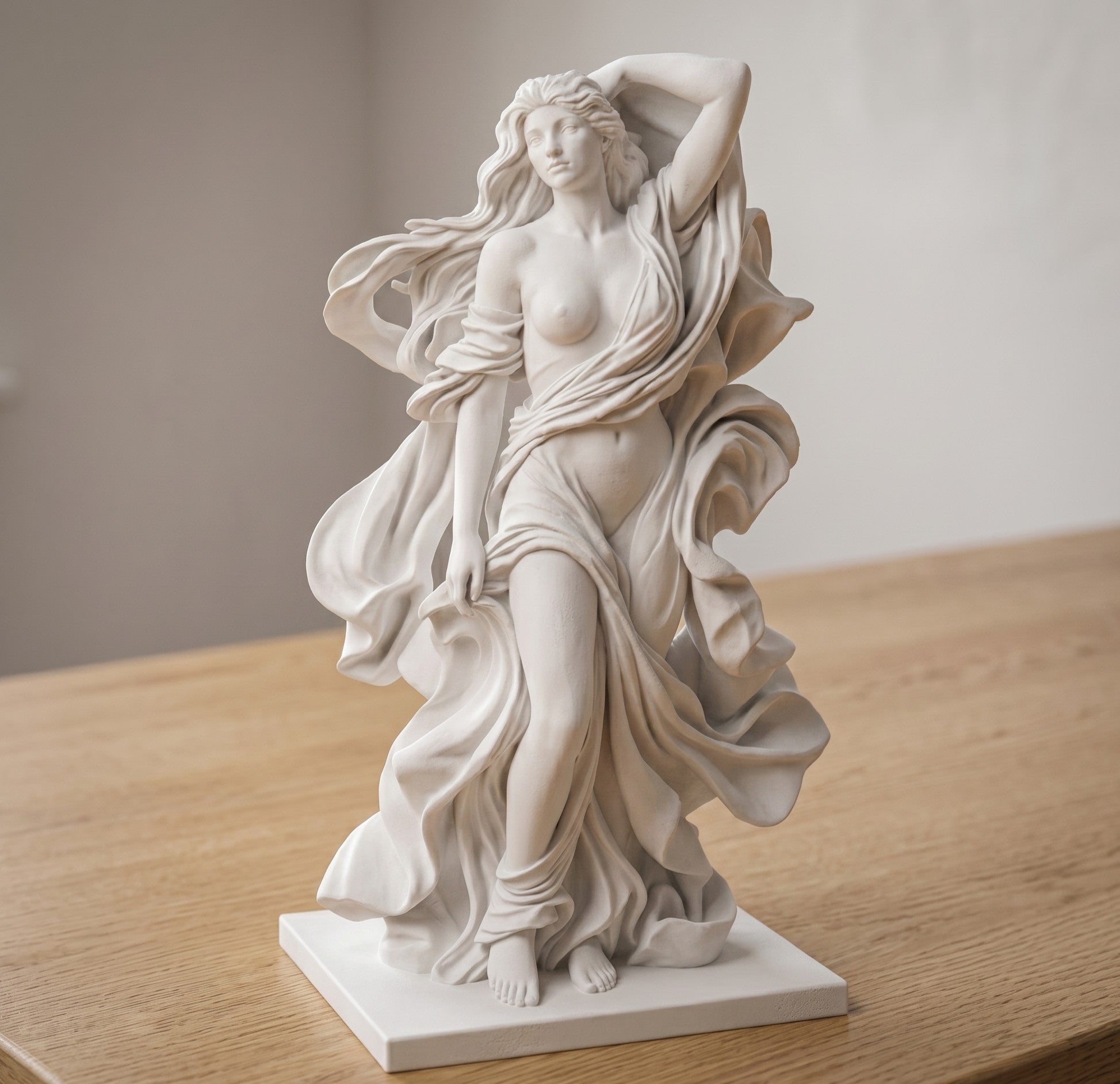 Scultura "Venere nel Vento" – Statua Classica con Drappeggio Fluido in Resina Effetto Gesso
