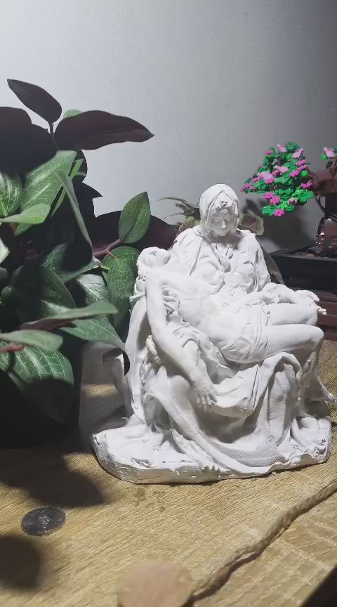 Pietà di Michelangelo — Statua Religiosa in Resina