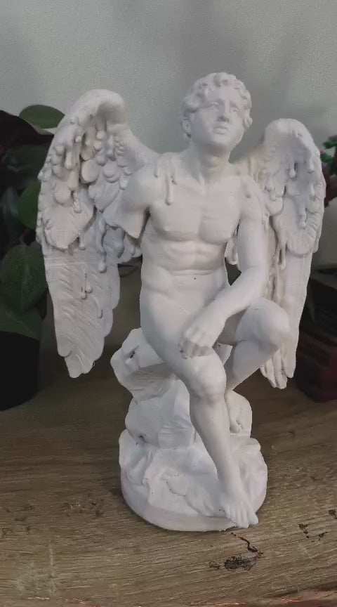La Caduta di Icaro: Statua in resina Bianca sul Tragico Volo Mitologico