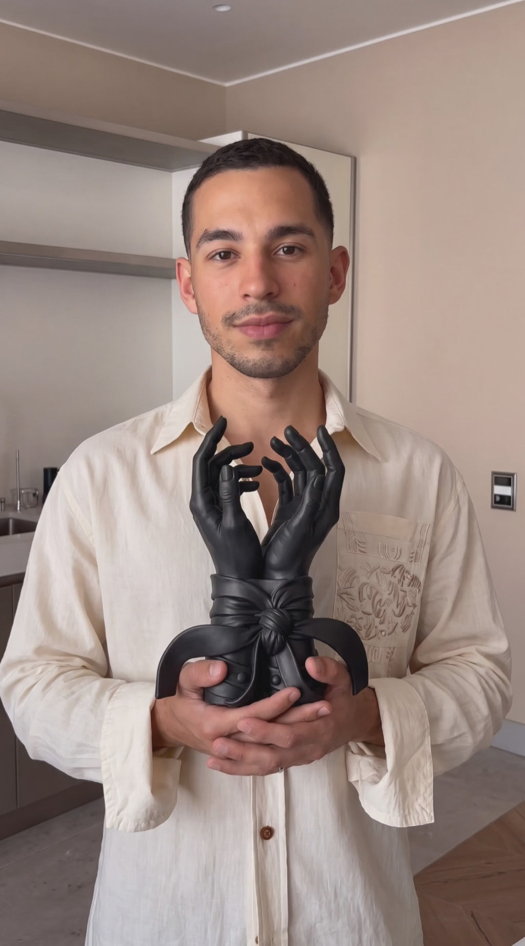 Étreinte — Scultura Contemporanea «Mani Legate» in Resina Nera Opaca (27 cm)