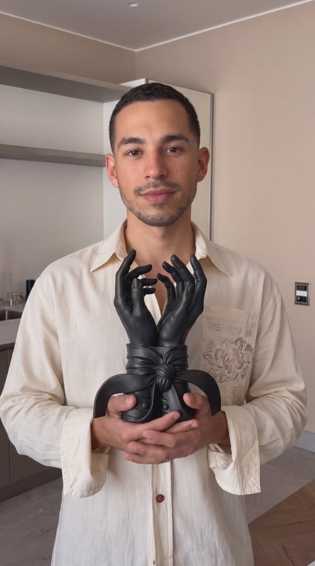 Étreinte — Scultura Contemporanea «Mani Legate» in Resina Nera Opaca (27 cm)
