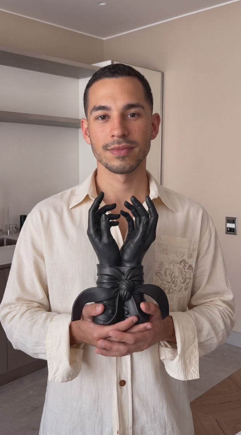 Video: Étreinte — Scultura «Mani Legate» in Resina Nera Opaca - Taraflo