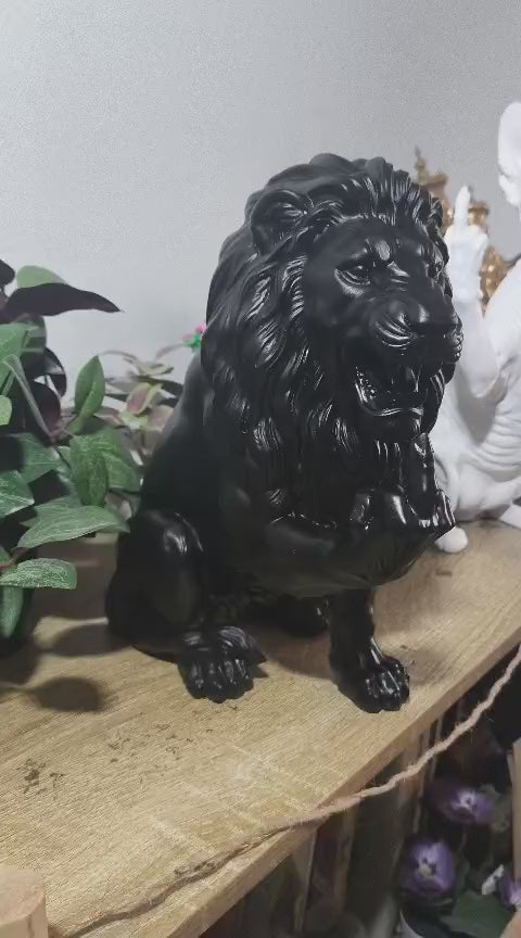 Leone «Il Sovrano Provocatore» — Statuetta in Resina Nera Opaca