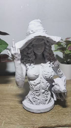 Video: Circe — Statuetta della Maga Ribelle in Resina Nera Opaca - Taraflo