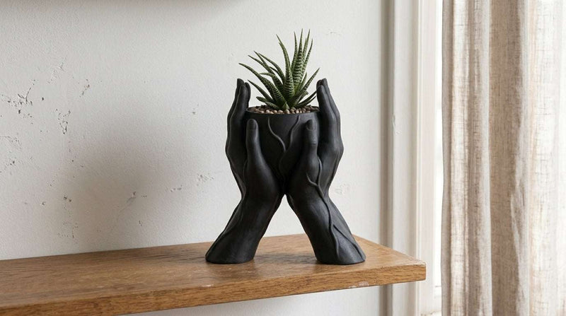 Sussurro del Vuoto — Vaso Scultoreo "Mani" in Resina Nera Opaca (30 cm) - Taraflo