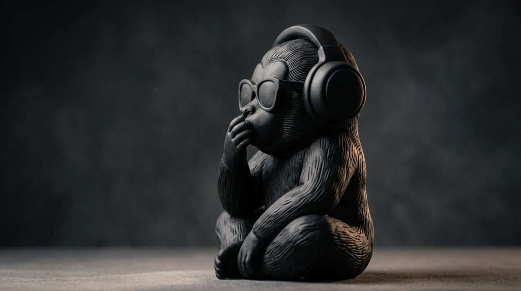 Statua Scimmia DJ con Cuffie e Occhiali Nera Opaca – Statuetta Pop Art Modern "Non Parlo" da Scrivania