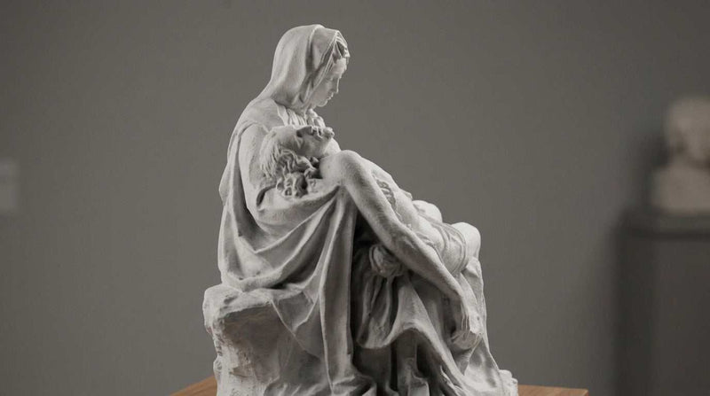 Pietà di Michelangelo — Statua Religiosa in Resina Effetto Marmo - Taraflo