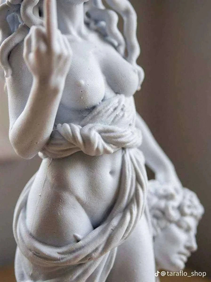 Scultura da Collezione Giuditta e Oloferne: Eleganza e Forza per Trasformare il Tuo Spazio - Taraflo
