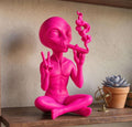 Statua Alieno Rosa in Resina con Sigaro e Segno di Pace