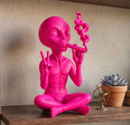 Statua Alieno Rosa in Resina con Sigaro e Segno di Pace