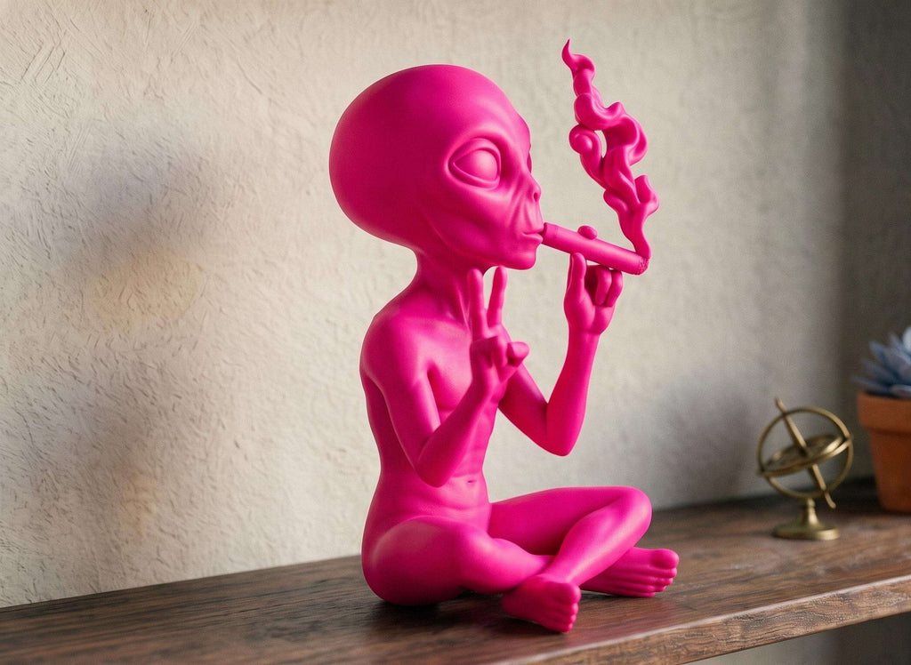 Statua Alieno Rosa in Resina con Sigaro e Segno di Pace — immagine 3