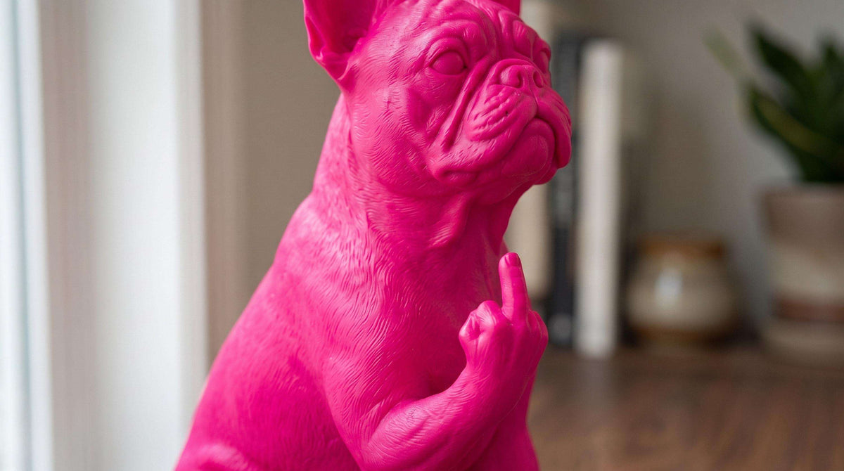 Statua Bulldog Francese Rosa in Resina con Dito Medio — immagine 2