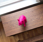 Statua Bulldog Francese Rosa in Resina con Dito Medio — immagine 3