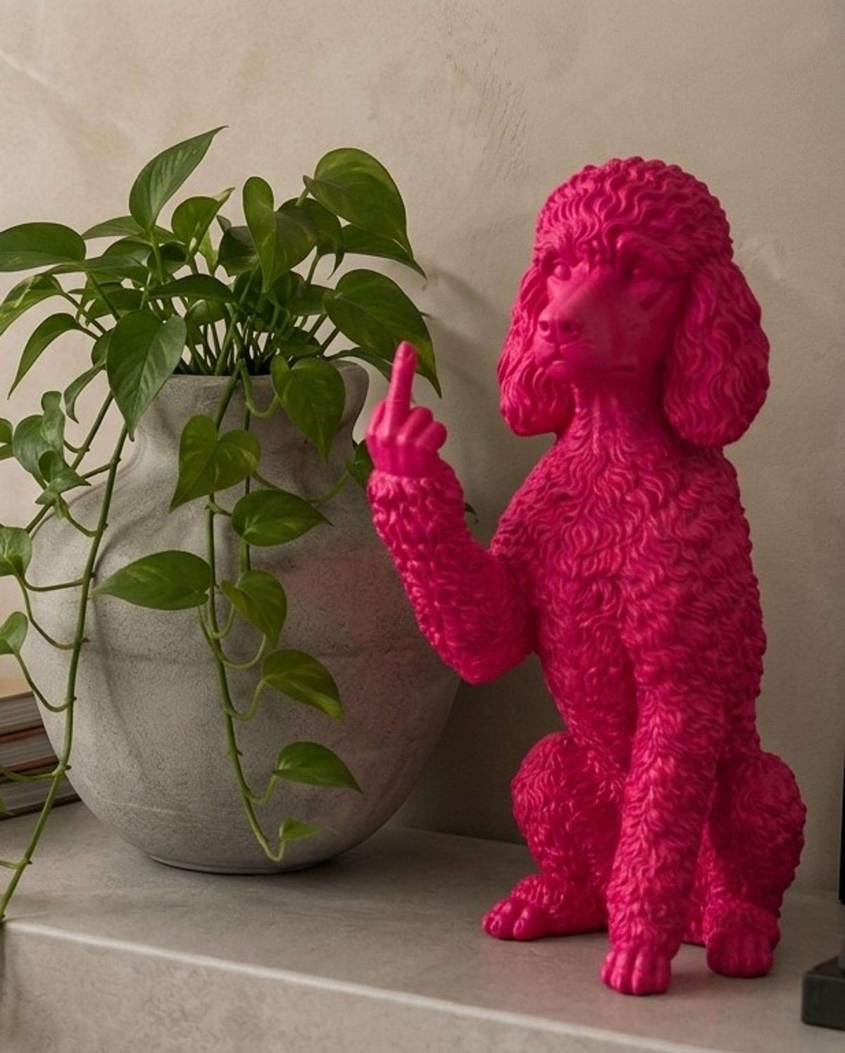 Statua Cane Barboncino Rosa in Resina con Dito Medio — immagine 3