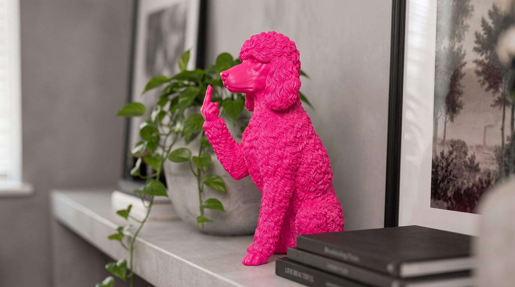Statua Cane Barboncino Rosa in Resina con Dito Medio — immagine 5