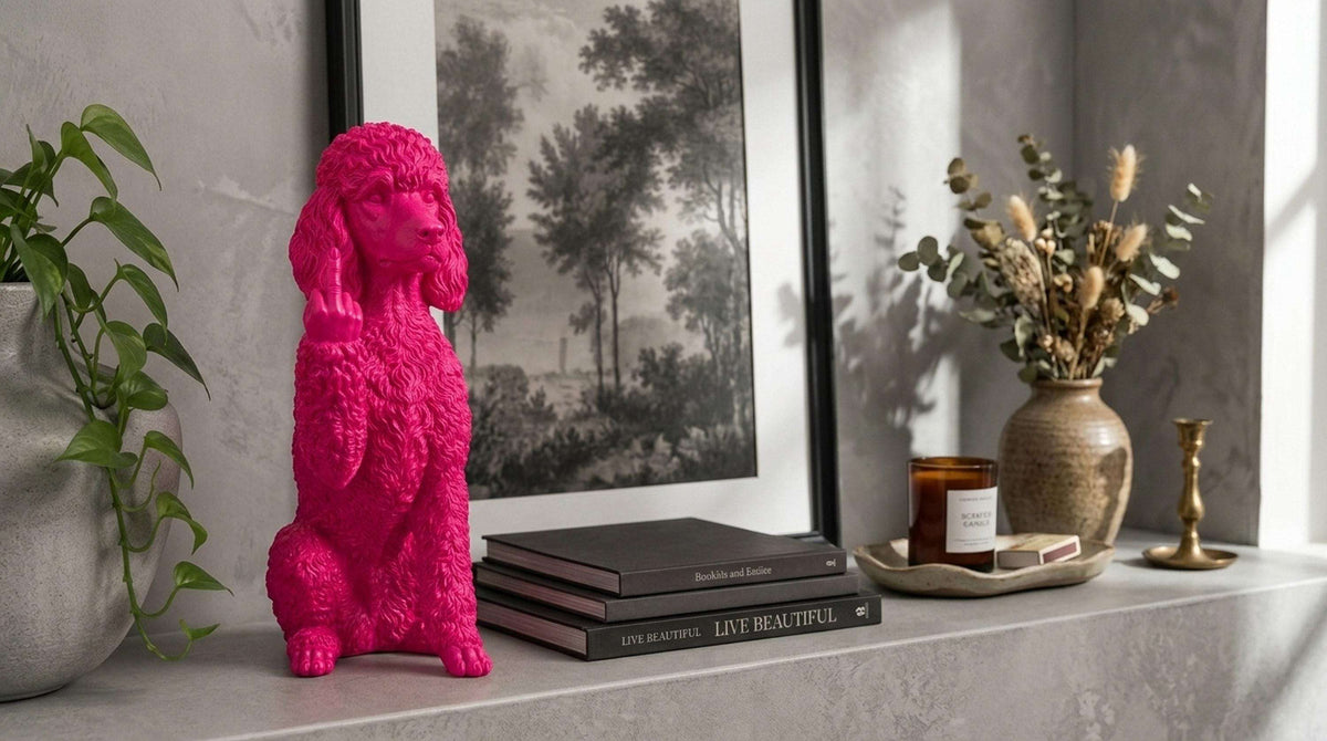 Statua Cane Barboncino Rosa in Resina con Dito Medio — immagine 6