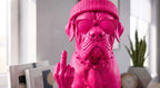 Statua Cane Corso Rosa in Resina con Cappello e Occhiali — immagine 3