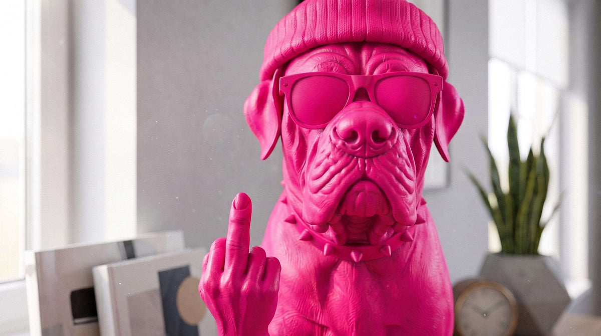 Statua Cane Corso Rosa in Resina con Cappello e Occhiali — immagine 3