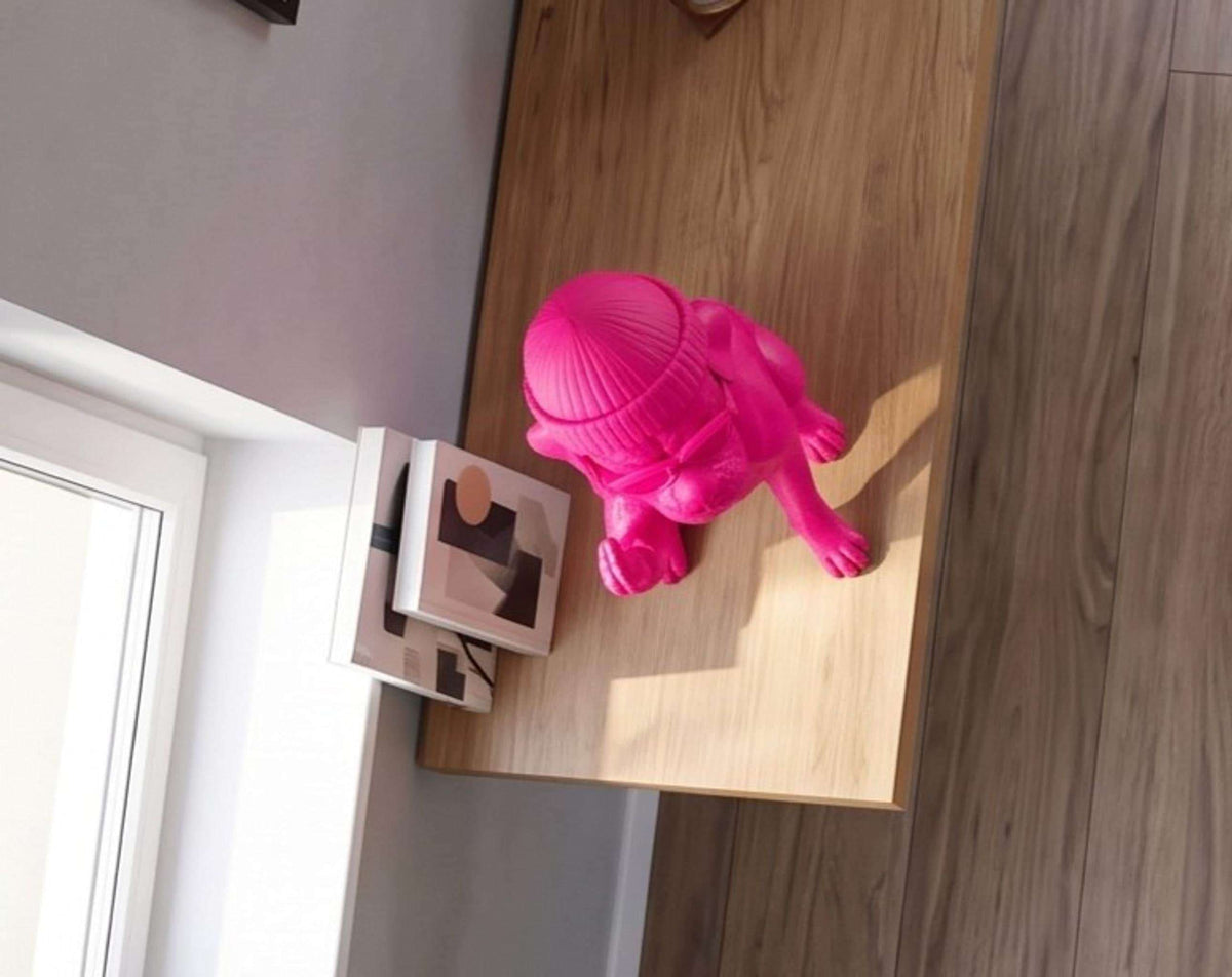 Statua Cane Corso Rosa in Resina con Cappello e Occhiali — immagine 5