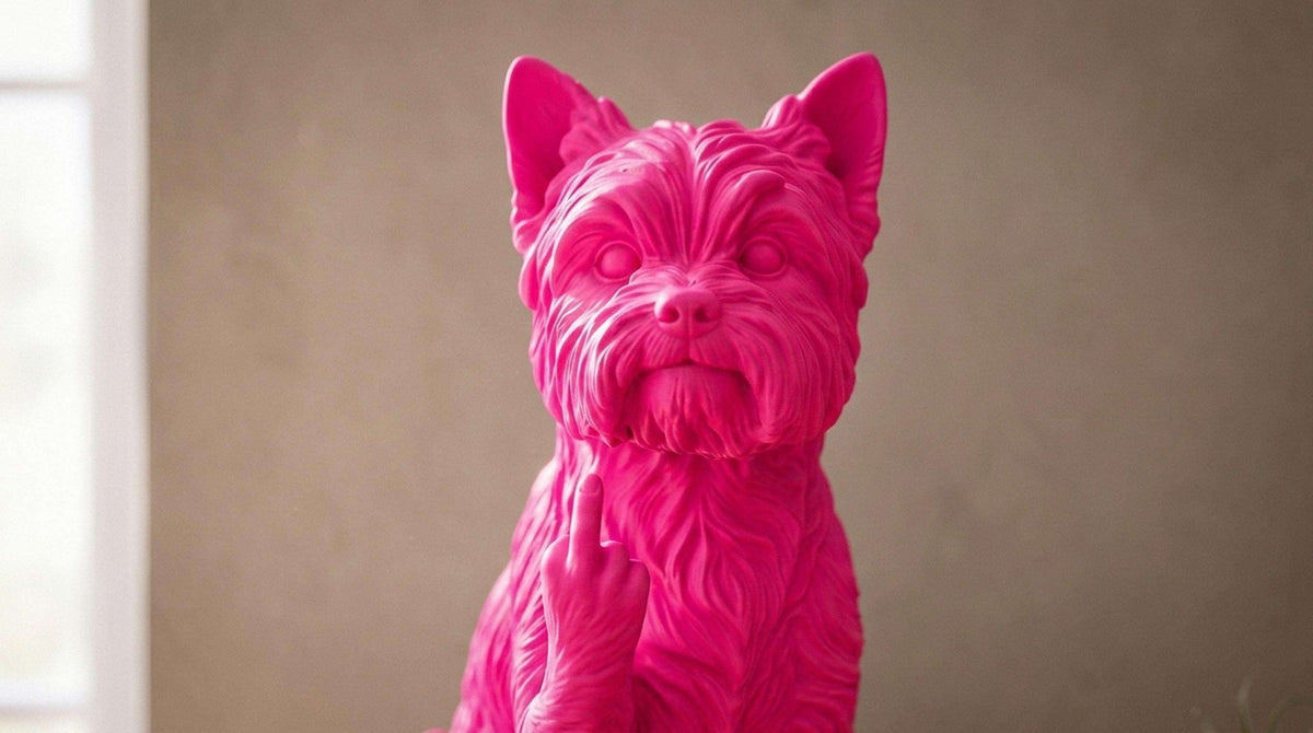 Statua Cane Yorkshire Terrier Rosa in Resina con Dito Medio — immagine 3