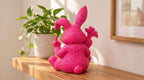Statua Coniglio Rosa in Resina con Carota e Dito Alzato — immagine 2
