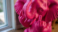 Statua Elefante Rosa in Resina con Doppio Dito Medio