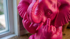 Statua Elefante Rosa in Resina con Doppio Dito Medio