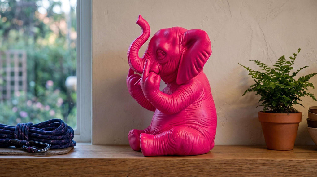 Statua Elefante Rosa in Resina con Doppio Dito Medio — immagine 3