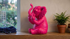 Statua Elefante Rosa in Resina con Doppio Dito Medio — immagine 3