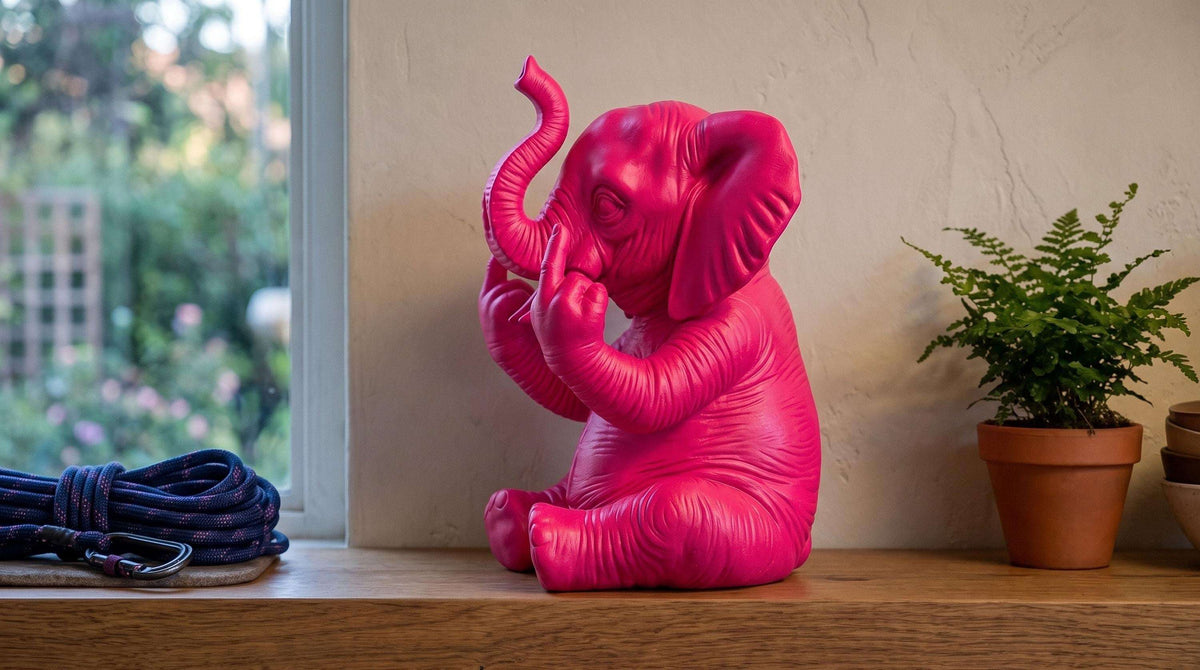 Statua Elefante Rosa in Resina con Doppio Dito Medio — immagine 3