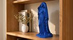 Statua Nyx Blu Zaffiro in Resina con Mantello Stellato — immagine 2