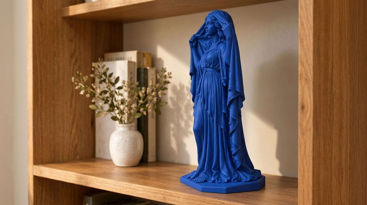 Statua Nyx Blu Zaffiro in Resina con Mantello Stellato — immagine 2
