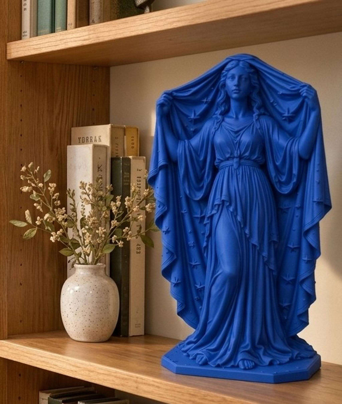 Statua Nyx Blu Zaffiro in Resina con Mantello Stellato — immagine 3