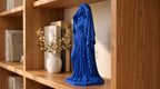 Statua Nyx Blu Zaffiro in Resina con Mantello Stellato — immagine 4