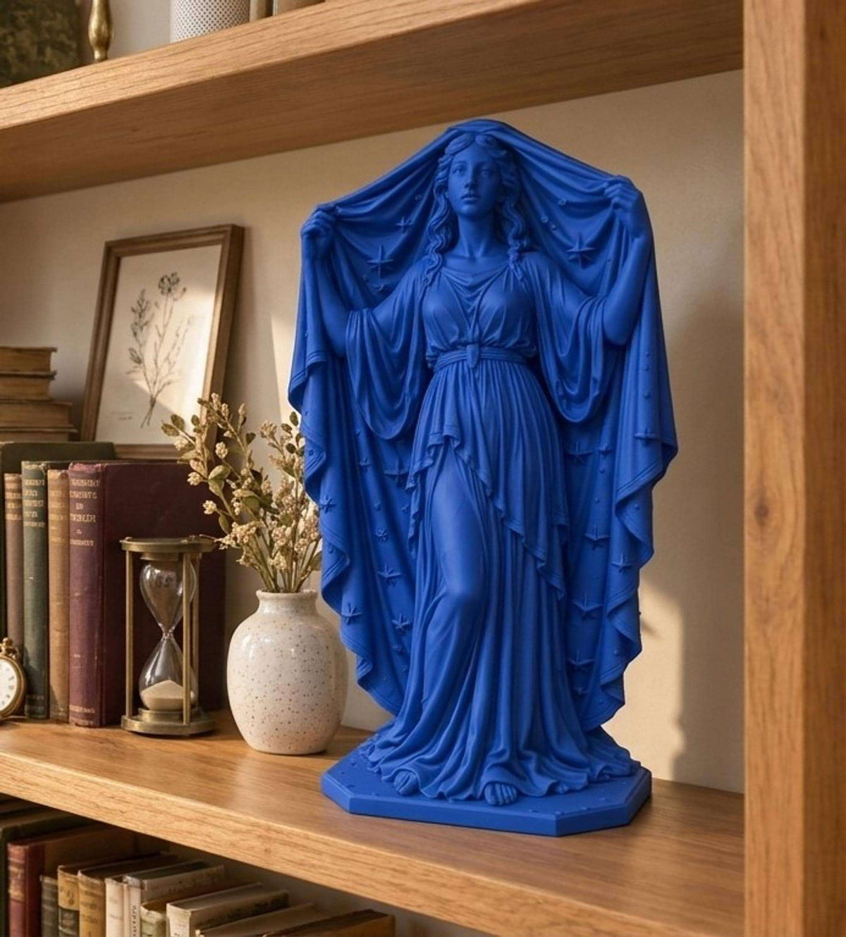Statua Nyx Blu Zaffiro in Resina con Mantello Stellato — immagine 5
