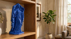 Statua Nyx Blu Zaffiro in Resina con Mantello Stellato — immagine 6