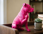 Statua Pitbull Rosa Candy in Resina con Dito Medio — immagine 2