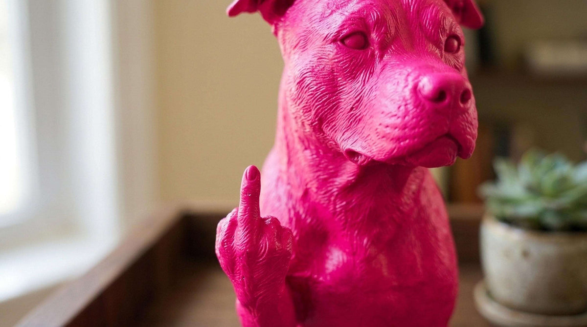 Statua Pitbull Rosa Candy in Resina con Dito Medio — immagine 4