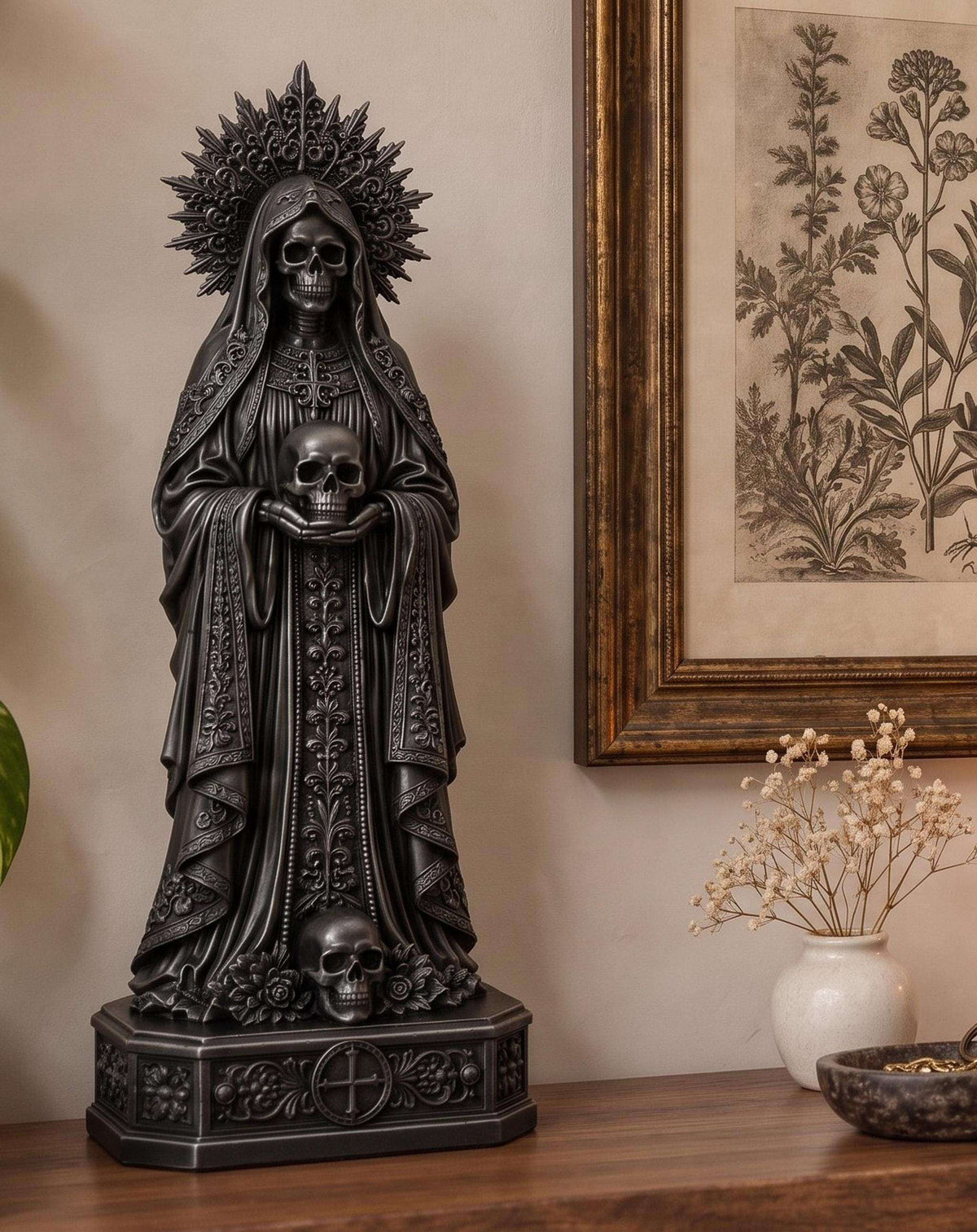 Statua Santa con Due Teschi Nera in Resina, Decor Gotico — immagine 2