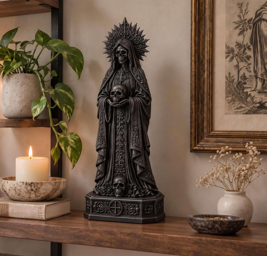 Statua Santa con Due Teschi Nera in Resina, Decor Gotico — immagine 3