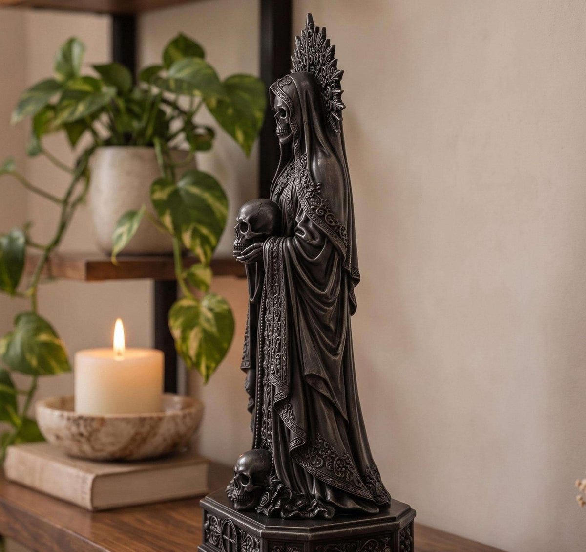 Statua Santa con Due Teschi Nera in Resina, Decor Gotico — immagine 4