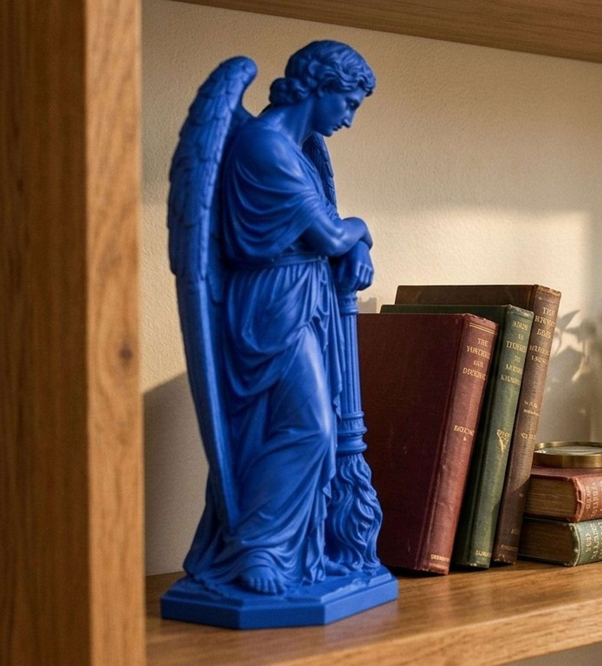 Statua Thanatos Blu Zaffiro in Resina con Ali e Torcia — immagine 2