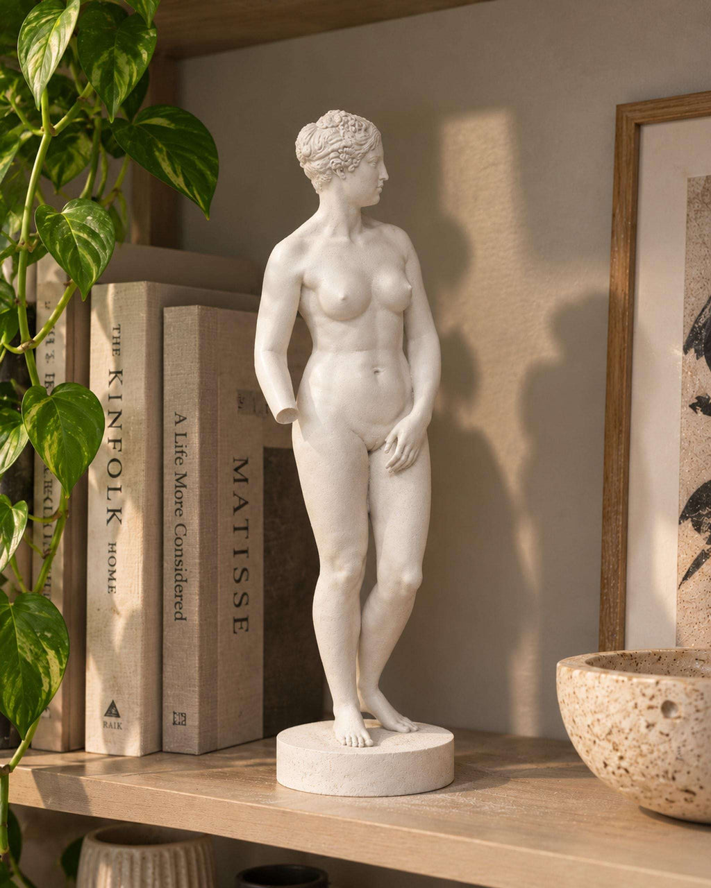 Statua Venere Bianca in Resina Effetto Gesso, Posa di Profilo