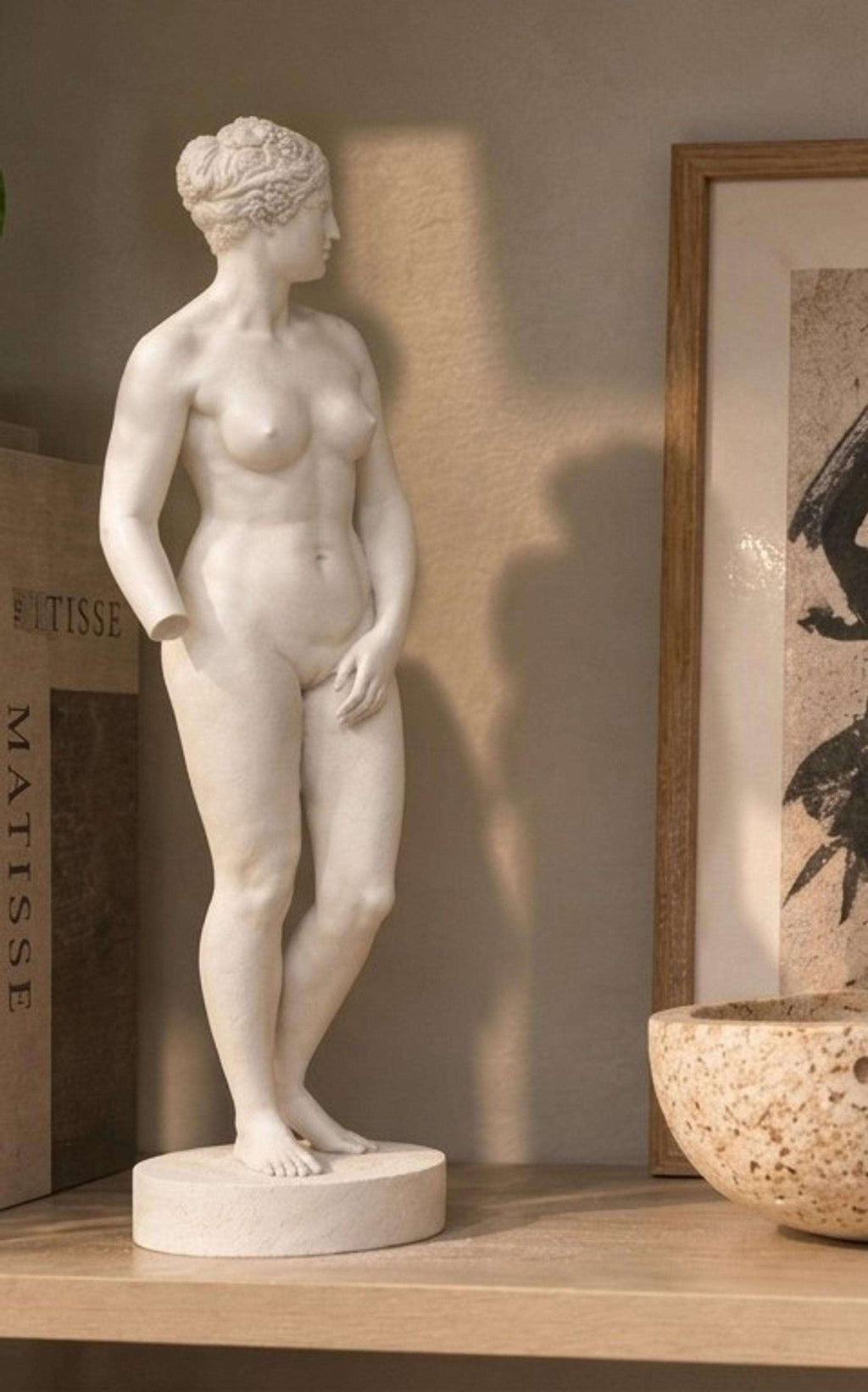 Statua Venere Bianca in Resina Effetto Gesso, Posa di Profilo — immagine 4